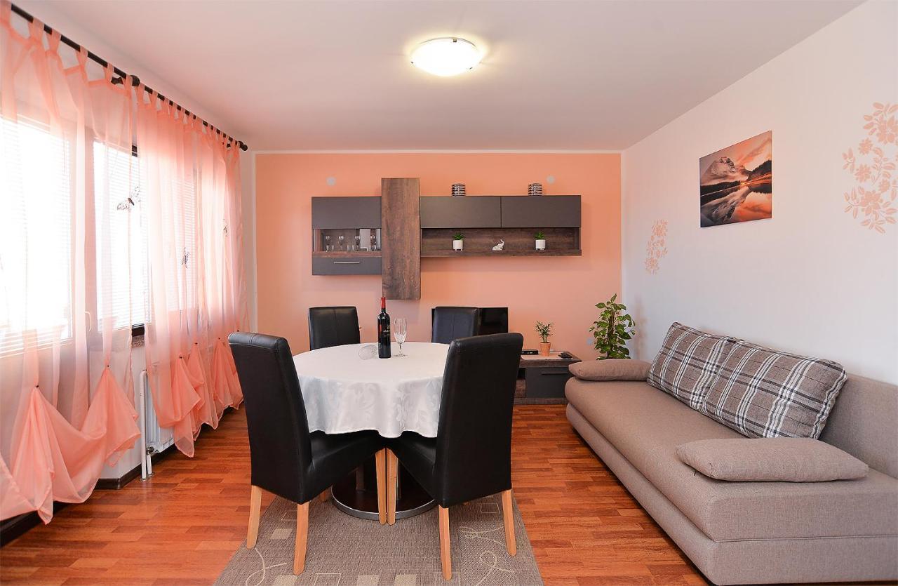 Apartments Milka 2074 포레치 외부 사진
