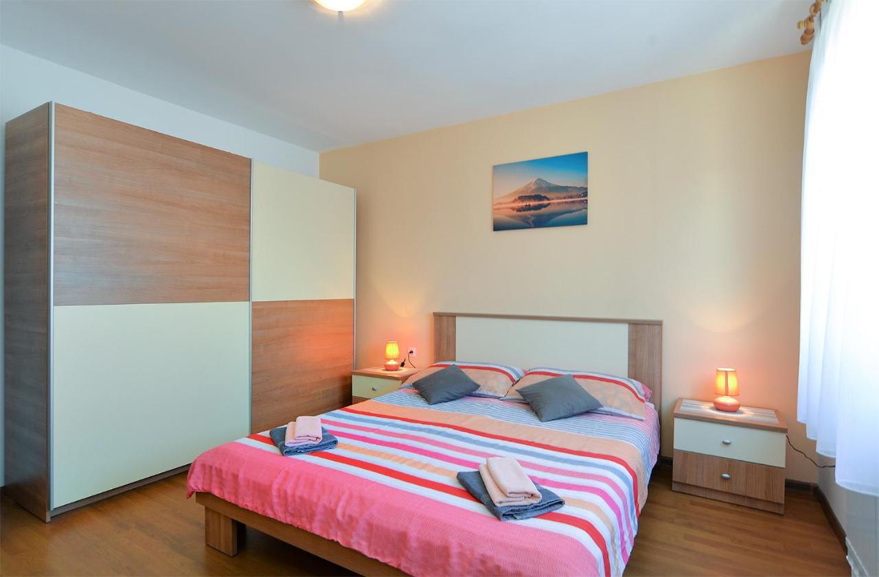 Apartments Milka 2074 포레치 외부 사진