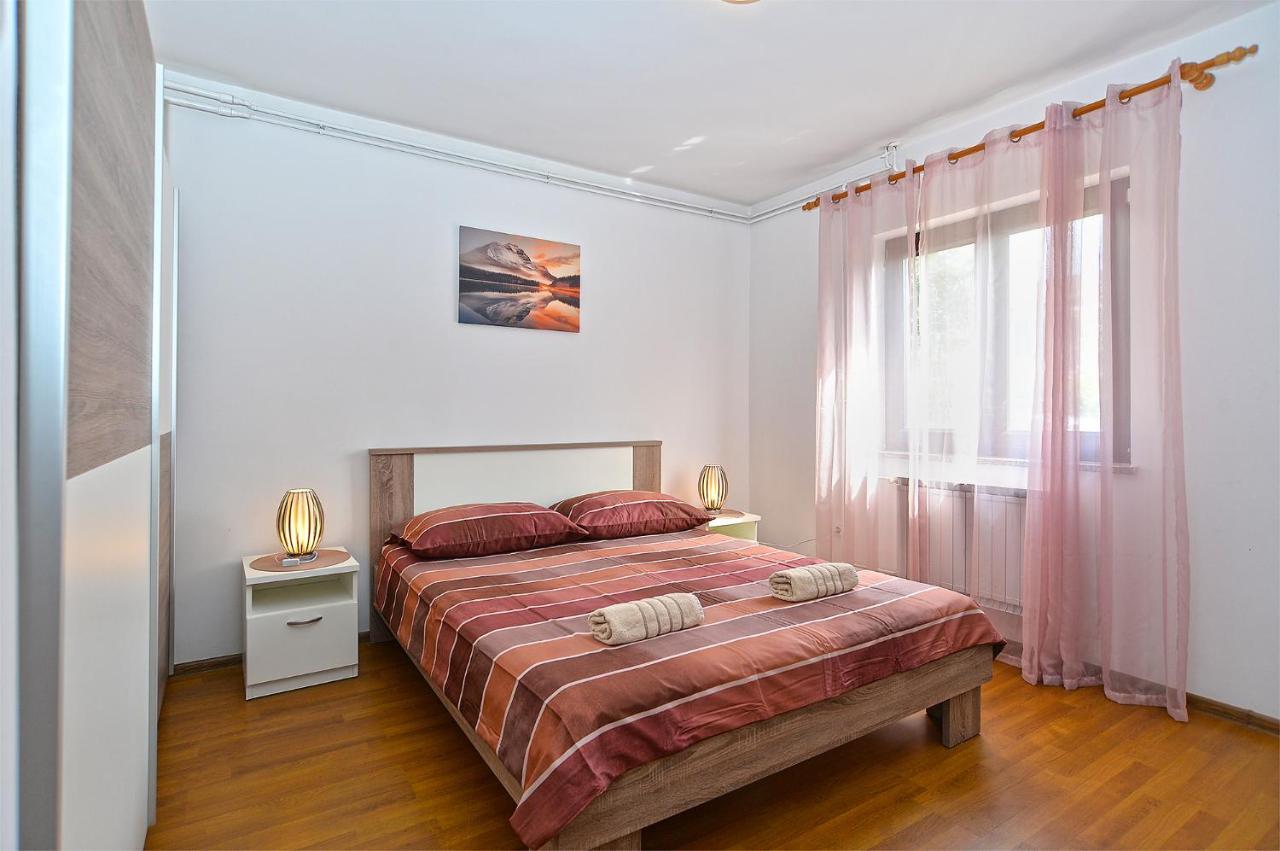 Apartments Milka 2074 포레치 외부 사진