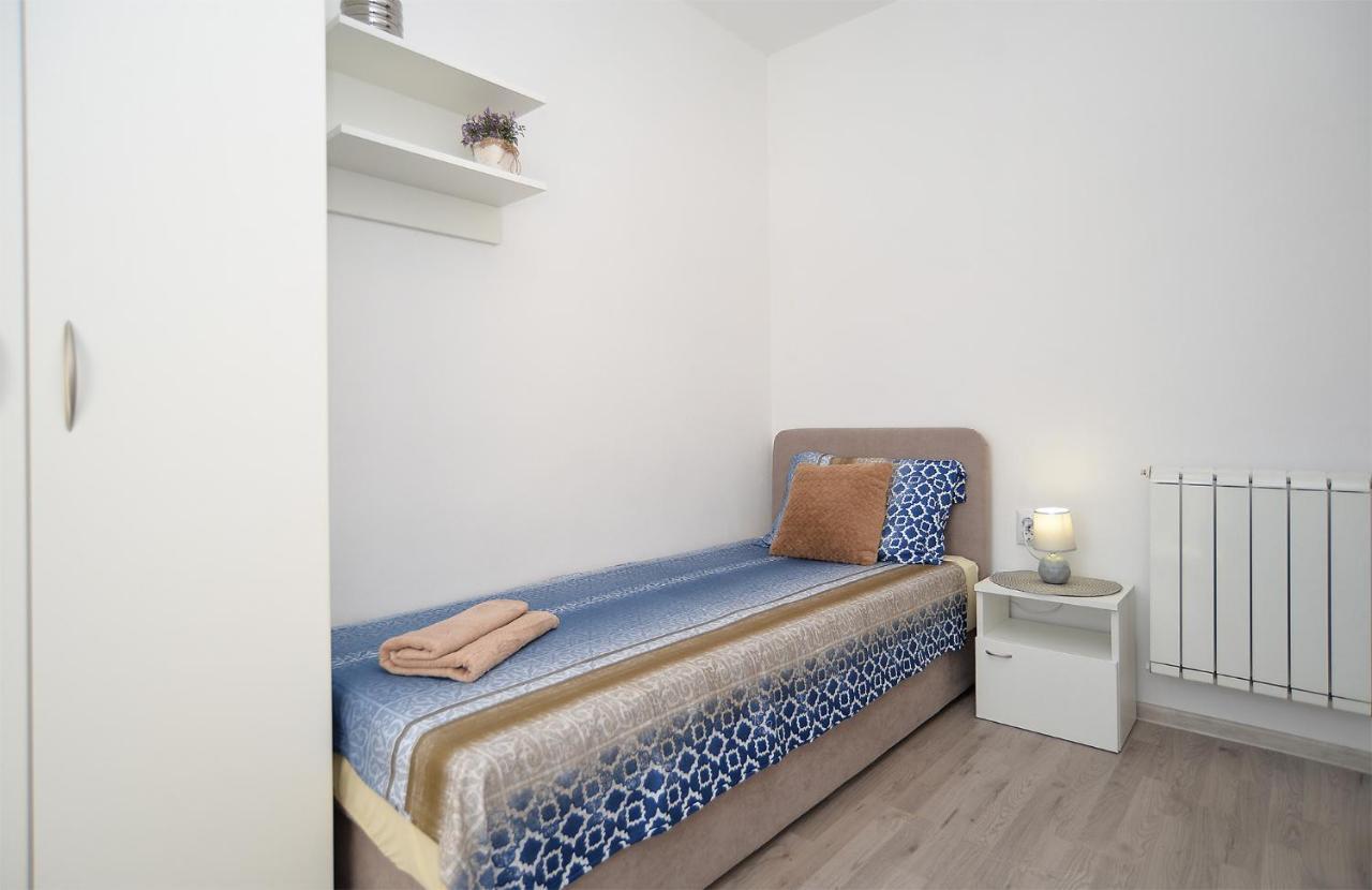 Apartments Milka 2074 포레치 외부 사진
