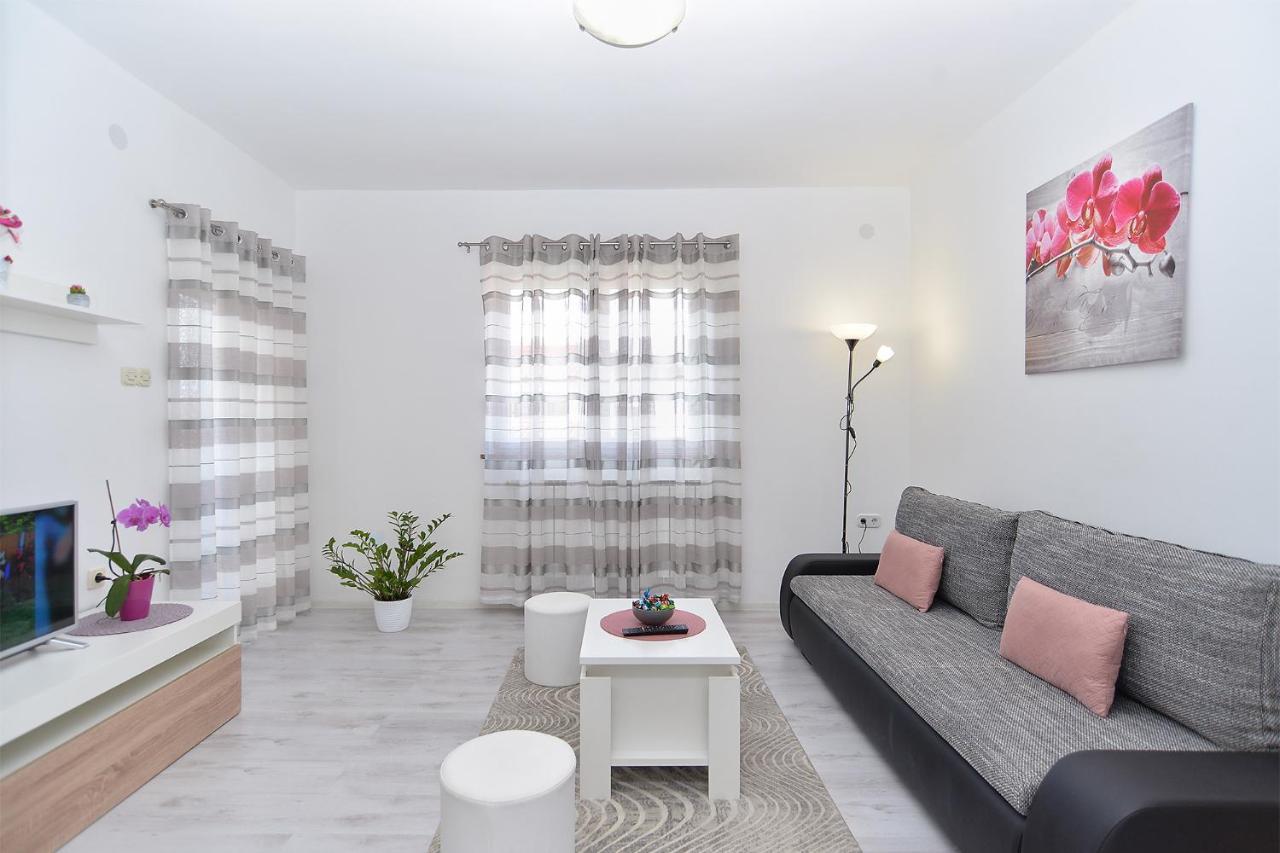 Apartments Milka 2074 포레치 외부 사진