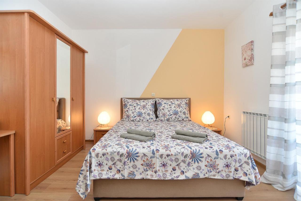 Apartments Milka 2074 포레치 외부 사진
